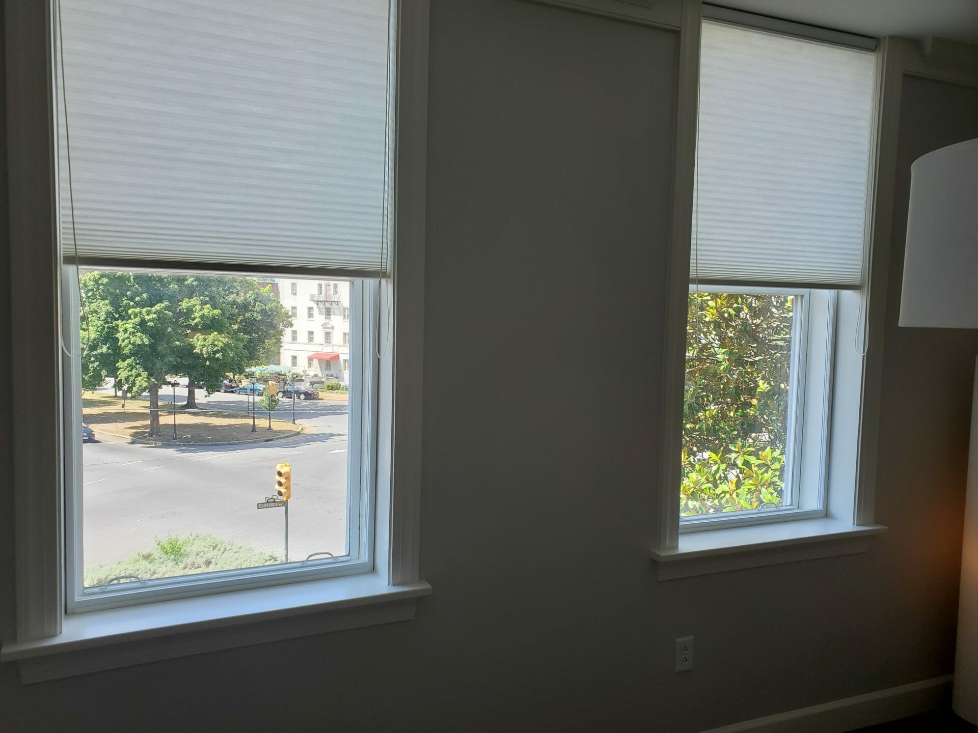 ¿Cuáles son los beneficios de sellar las ventanas para mantener alejados a los insectos?